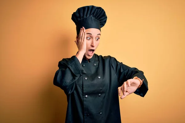 Joven Mujer Hermosa Chef Con Uniforme Cocina Sombrero Pie Sobre — Foto de Stock