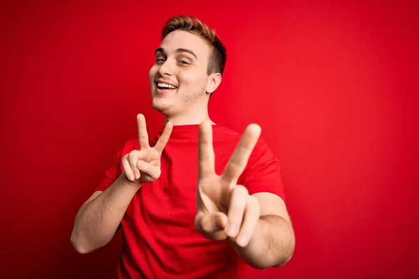 Homem Ruivo Bonito Jovem Vestindo Camiseta Casual Sobre Fundo Vermelho — Fotografia de Stock