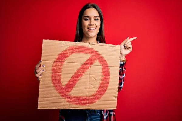 Joven Hermosa Morena Sosteniendo Pancarta Con Señal Prohibida Sobre Fondo —  Fotos de Stock
