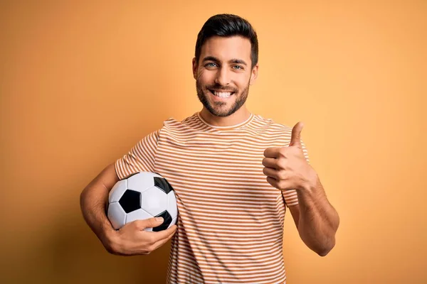 Hombre Guapo Jugador Con Barba Jugando Fútbol Sosteniendo Balón Fútbol — Foto de Stock