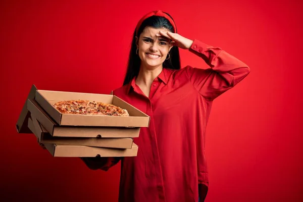 Young Beautiful Brunette Woman Holding Delivery Boxes Italian Pizza Red — Stock Photo, Image