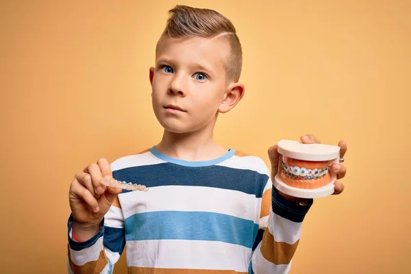 Niño Pequeño Sosteniendo Prótesis Ortodóncica Profesional Con Ortodoncia Metálica Alineador — Foto de Stock