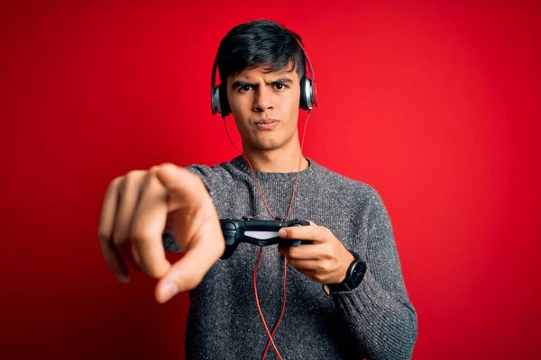 Mladý Pohledný Hráč Muž Hraje Videohry Pomocí Joystick Sluchátka Ukazující — Stock fotografie