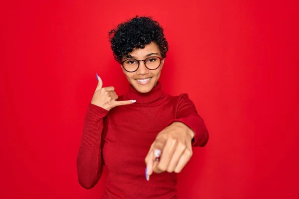 Fiatal Gyönyörű Afro Amerikai Garbó Pulóvert Szemüveget Visel Mosolyog Miközben — Stock Fotó