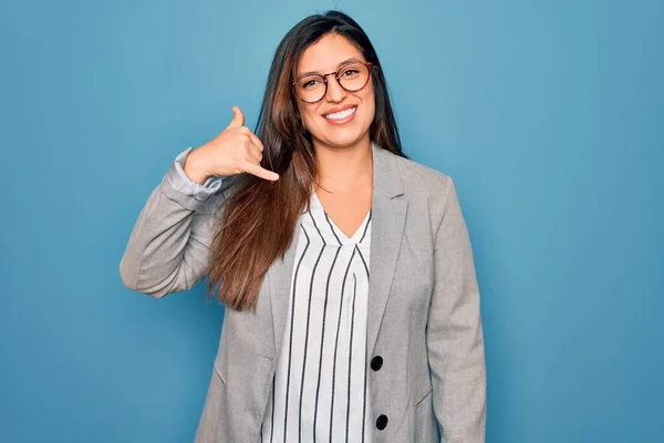 Ung Latinamerikansk Affärskvinna Bär Glasögon Stående Över Blå Isolerad Bakgrund — Stockfoto