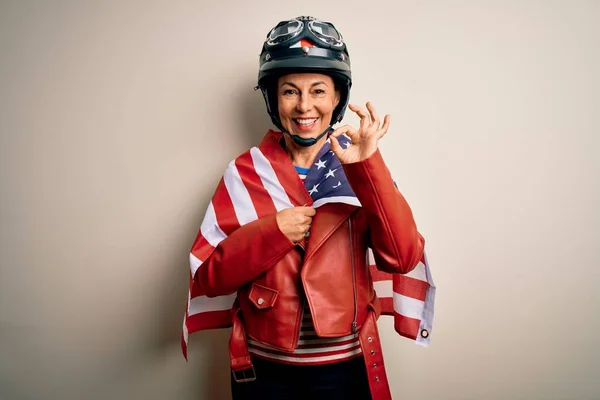 中世のオートバイのヘルメットを身に着けている女性と米国のフラグ指でOkのサインを行う 優れたシンボル — ストック写真