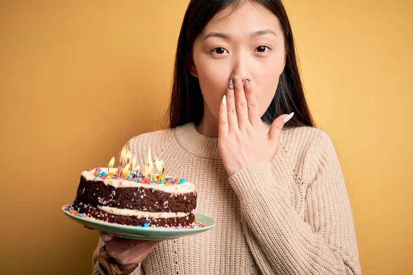 Joven Asiática Sosteniendo Pastel Cumpleaños Con Velas Ardiendo Sobre Fondo — Foto de Stock