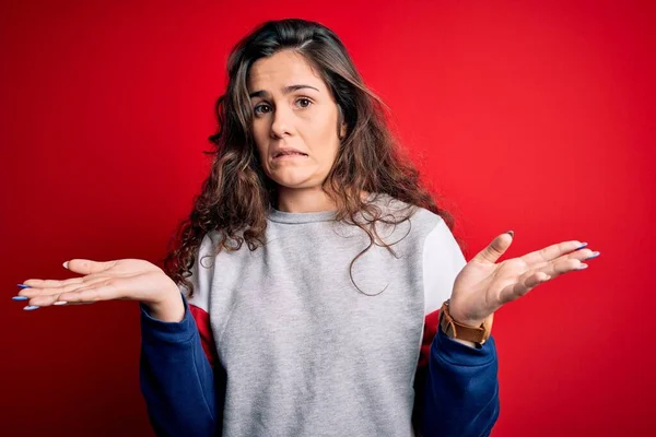 Joven Hermosa Mujer Con Pelo Rizado Usando Sudadera Casual Sobre — Foto de Stock