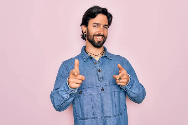 Homem Boêmio Hispânico Bonito Jovem Vestindo Estilo Hippie Sobre Fundo — Fotografia de Stock