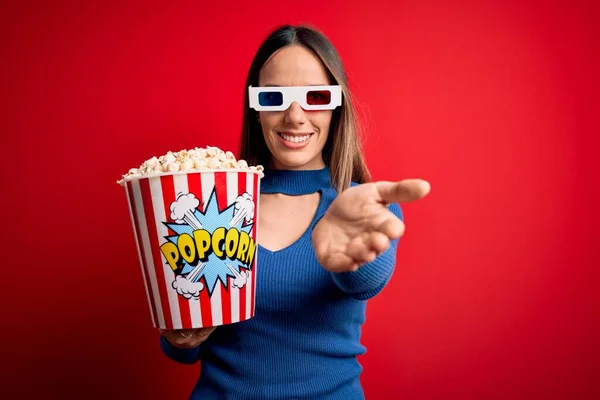 Giovane Donna Bionda Indossa Occhiali Mangiare Pacchetto Popcorn Guardando Film — Foto Stock