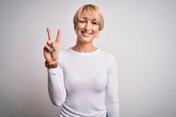 Giovane Bella Donna Bionda Con Capelli Corti Moderna Acconciatura Piedi — Foto Stock