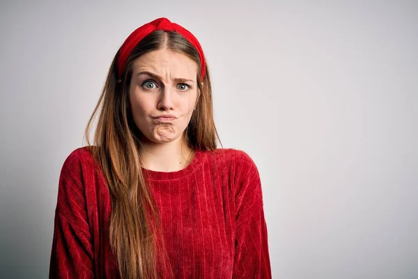 Joven Hermosa Pelirroja Vistiendo Suéter Casual Rojo Diadema Sobre Fondo — Foto de Stock