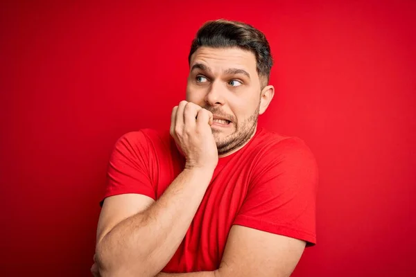 Jovem Com Olhos Azuis Vestindo Camiseta Casual Sobre Fundo Vermelho — Fotografia de Stock