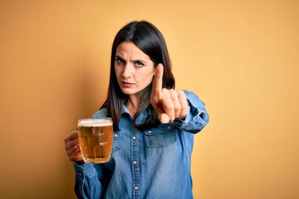 Mujer Joven Con Ojos Azules Bebiendo Tarro Cerveza Pie Sobre — Foto de Stock