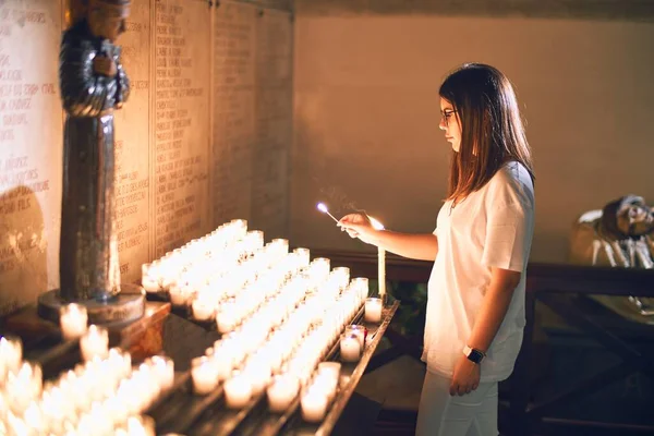 Fiatal Gyönyörű Gyertyákat Gyújt Templomban — Stock Fotó