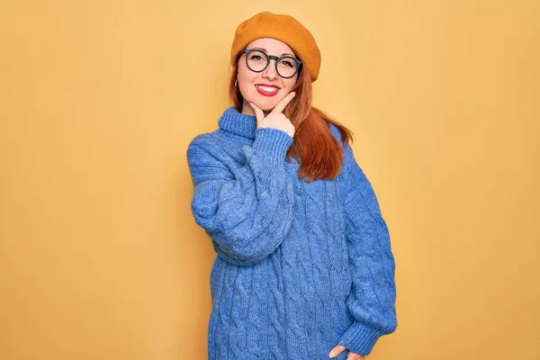 Mulher Ruiva Bonita Nova Vestindo Boina Francesa Óculos Sobre Fundo — Fotografia de Stock