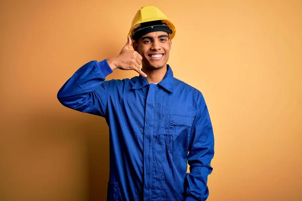 Jonge Knappe Afro Amerikaanse Arbeider Blauw Uniform Veiligheidshelm Lachend Telefoongebaar — Stockfoto