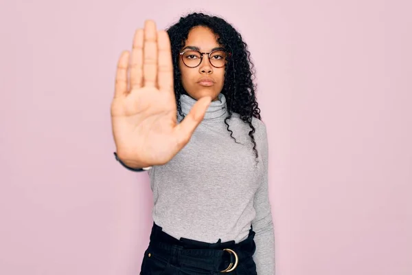 Młoda Afroamerykanka Swetrze Okularach Różowym Tle Przestaje Śpiewać Dłonią Wyraz — Zdjęcie stockowe