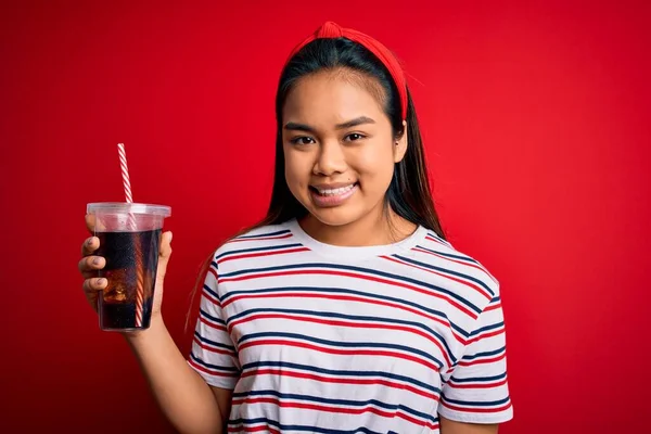 Giovane Ragazza Asiatica Bere Cola Frizzante Rinfresco Utilizzando Paglia Sfondo — Foto Stock