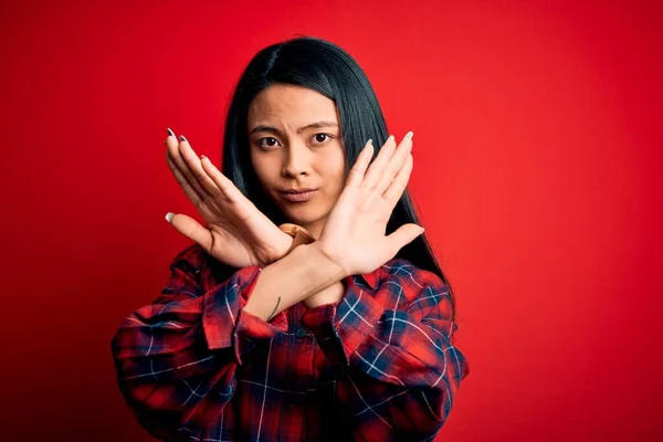 Jonge Mooie Chinese Vrouw Dragen Casual Shirt Geïsoleerde Rode Achtergrond — Stockfoto