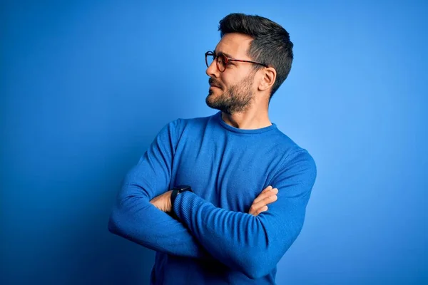 Jovem Homem Bonito Com Barba Vestindo Camisola Casual Óculos Sobre — Fotografia de Stock