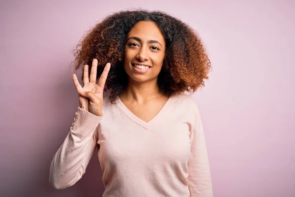 Jonge Afro Amerikaanse Vrouw Met Afro Haar Dragen Casual Trui — Stockfoto