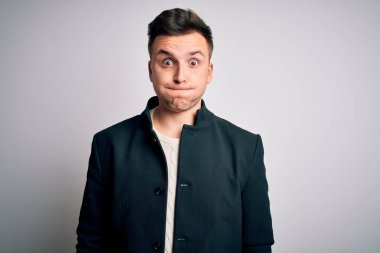 Zarif kışlık ceketler giyen genç yakışıklı iş adamları izole edilmiş arka planda durup komik yüzlü yanakları şişiriyorlar. Havayla şişmiş ağız, çılgın bir ifade..