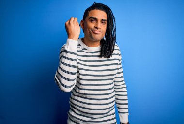 Rastgele çizgili süveter giyen Afrikalı Afro Amerikalı genç adam İtalyan jesti yapıyor, elleri ve parmakları kendinden emin ifade ediyor.