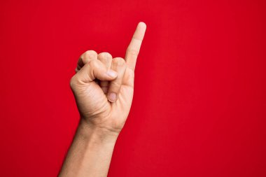 Kafkas genci parmaklarını izole edilmiş kırmızı arka planda gösteriyor ki serçe parmağı söz verme sözü veriyor, bir numara: