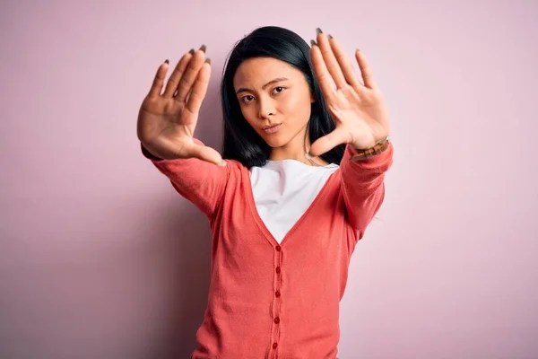 Młoda Piękna Chinka Ubrana Luźny Sweter Odizolowanym Różowym Tle Robi — Zdjęcie stockowe