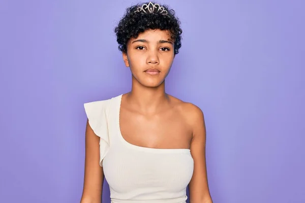 Ung Vacker Afrikansk Amerikansk Afro Kvinna Bär Tiara Krona Över — Stockfoto