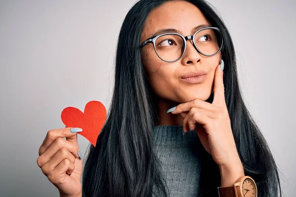 Giovane Bella Donna Cinese Che Tiene Cuore Carta Sfondo Bianco — Foto Stock