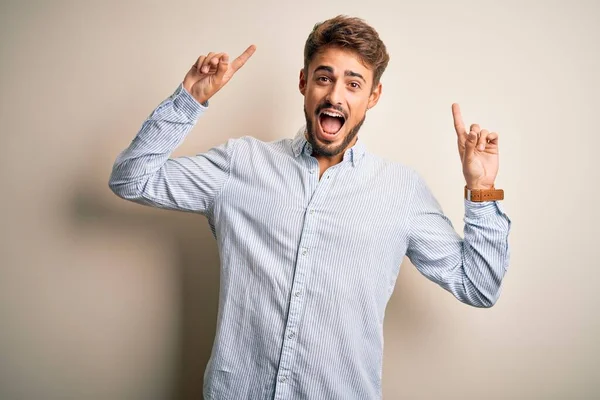 Joven Hombre Guapo Con Barba Vistiendo Camisa Rayas Pie Sobre — Foto de Stock