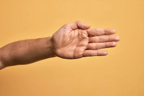 Hand Eines Kaukasischen Jungen Mannes Mit Fingern Über Einem Isolierten — Stockfoto