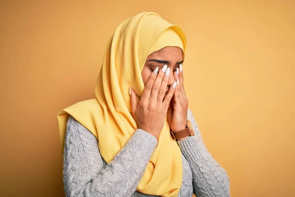 年轻美丽的非洲裔美国女孩 头戴穆斯林头巾 在孤立的黄色背景上擦拭眼睛 表现出疲倦 困倦和疲倦的表情 视力问题 — 图库照片