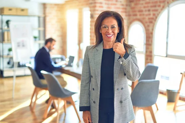 Mujer Mediana Edad Hermosa Mujer Negocios Con Chaqueta Gafas Pie —  Fotos de Stock