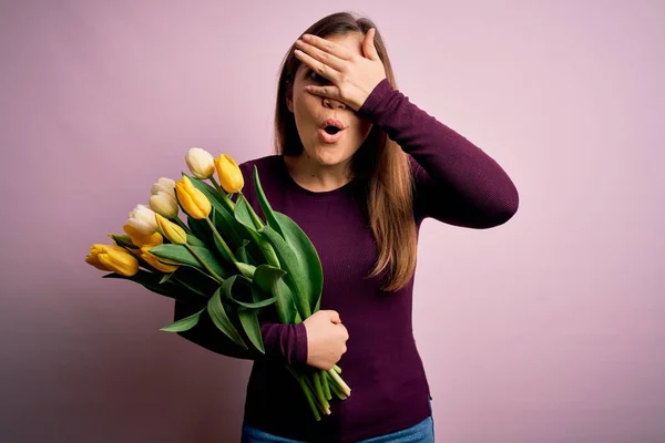 Ung Blondine Kvinde Holder Romantisk Buket Gule Tulipaner Blomster Lyserød - Stock-foto