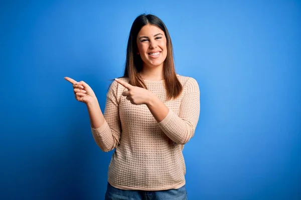 Junge Schöne Frau Lässigem Pullover Vor Blauem Hintergrund Lächelt Und — Stockfoto