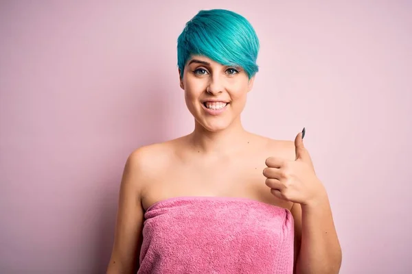 Jovem Mulher Com Cabelo Azul Moda Vestindo Toalha Após Chuveiro — Fotografia de Stock