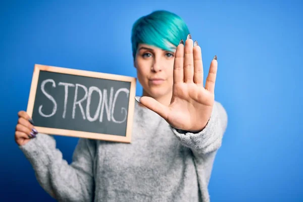 Jonge Vrouw Met Blauw Haar Houden Schoolbord Met Sterke Boodschap — Stockfoto