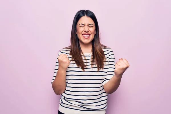 Joven Hermosa Morena Con Camiseta Rayas Casuales Sobre Fondo Rosa — Foto de Stock