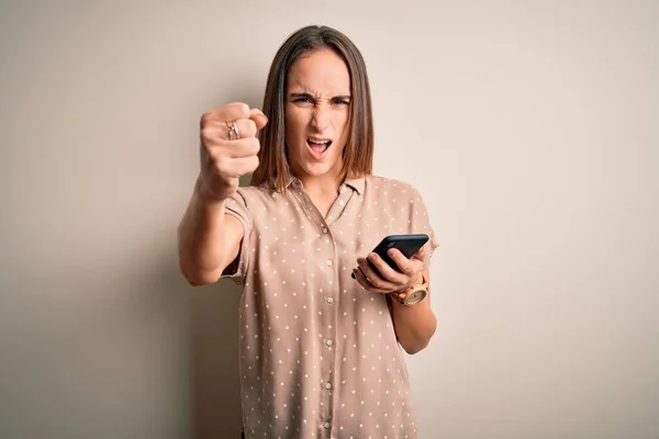 Młoda Piękna Kobieta Rozmawia Pomocą Smartfona Patrząc Telefon Zdenerwowany Sfrustrowany — Zdjęcie stockowe