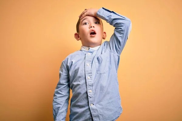 Jongetje Met Een Elegant Hemd Een Gele Geïsoleerde Achtergrond Verrast — Stockfoto