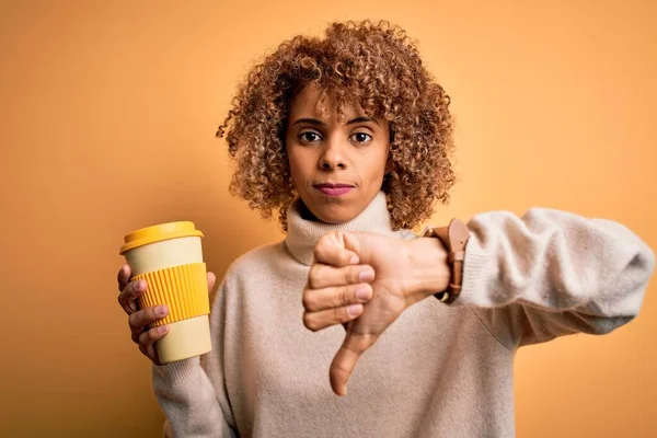 Fiatal Afro Amerikai Göndör Iszik Csésze Elvitelre Kávé Sárga Háttér — Stock Fotó