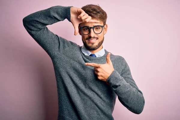 Joven Hombre Guapo Con Barba Con Gafas Suéter Pie Sobre — Foto de Stock