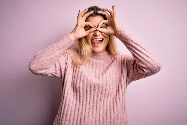 Jonge Mooie Blonde Vrouw Draagt Casual Roze Trui Geïsoleerde Achtergrond — Stockfoto