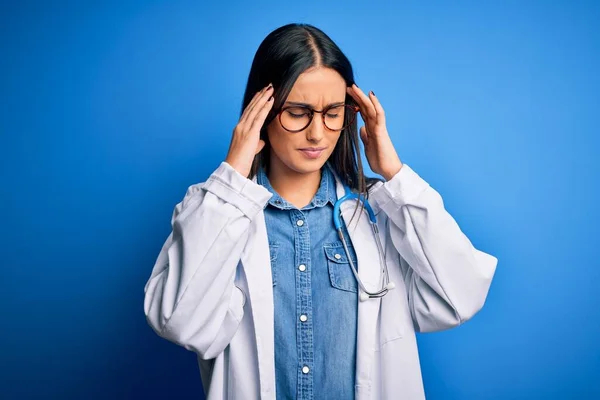 Mujer Doctora Hermosa Joven Que Usa Estetoscopio Gafas Sobre Fondo —  Fotos de Stock