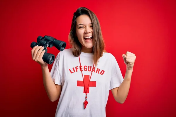 Junge Schöne Bademeister Mädchen Mit Trillerpfeife Mit Fernglas Über Isoliertem — Stockfoto