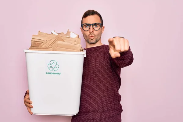Homem Bonito Jovem Com Olhos Azuis Reciclagem Segurando Cesto Lixo — Fotografia de Stock