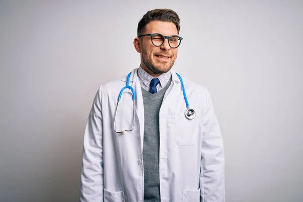 의사가 코트와 청진기를 착용하고 위에서 표정을 얼굴로 카메라를 봅니다 — 스톡 사진